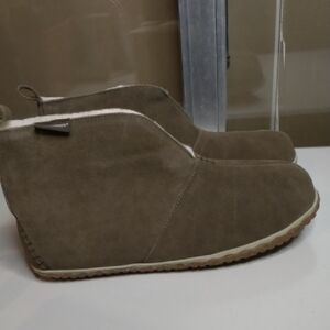 Minnetonka men’s Suede Ankle Slippers - Taupe